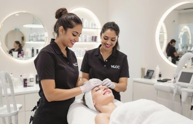 VLCC salon staff assisting a client with skincare treatment — ideal for showcasing job openings at VLCC beauty and wellness centres.